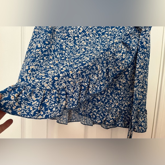 Mini wrap a round skirt, size small - Picture 2 of 4